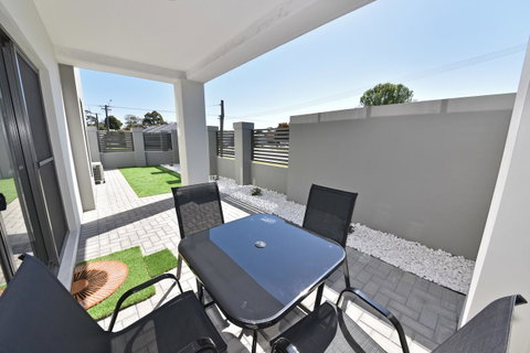 Modern Apartment Redcliffe Near Perth Airport: 0126 - Kawana Tourism 31