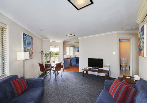 Scarborough Beach Front Resort - Shell Seven - Kawana Tourism 9