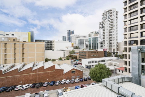 405 Perth City Escape - Kawana Tourism 8