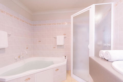 Hadley\'s Orient Hotel - Kawana Tourism 40