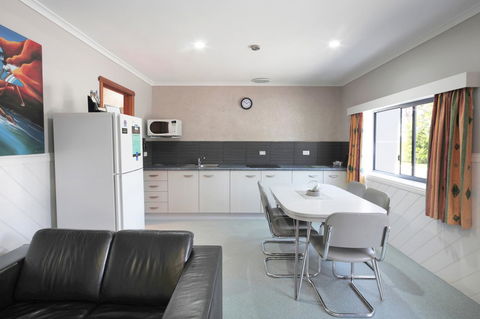 Georges Bay Apartments - Kawana Tourism 38