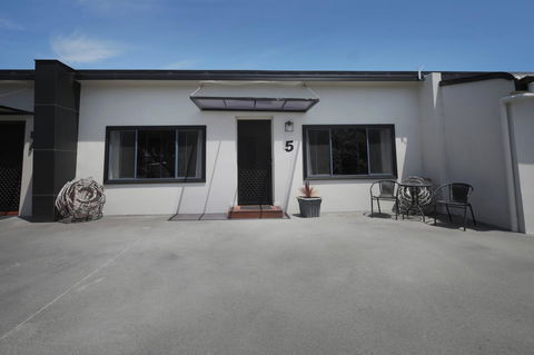 Georges Bay Apartments - Kawana Tourism 31