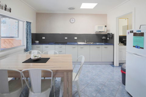 Georges Bay Apartments - Kawana Tourism 36
