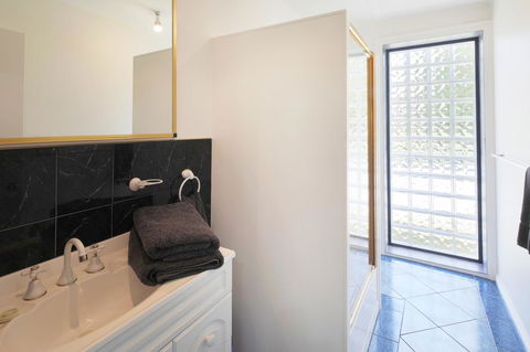 Georges Bay Apartments - Kawana Tourism 30