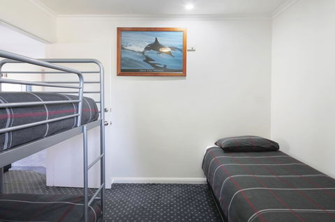 Georges Bay Apartments - Kawana Tourism 33