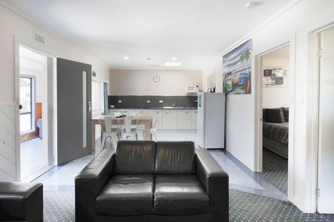Georges Bay Apartments - Kawana Tourism 34