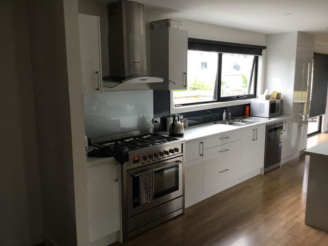 Georges Bay Apartments - Kawana Tourism 13
