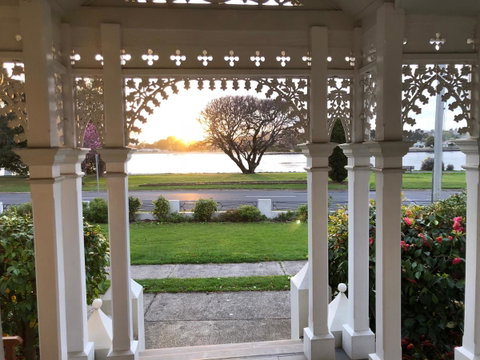 Riverbank Villa - Kawana Tourism 8