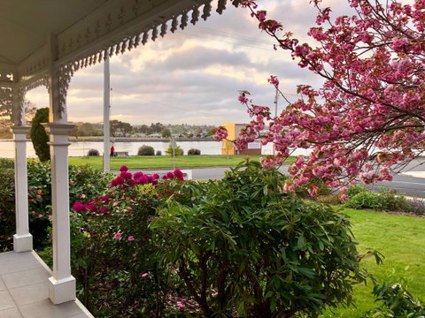 Riverbank Villa - Kawana Tourism 9
