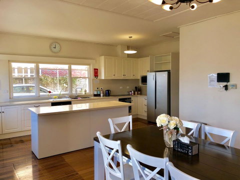 Riverbank Villa - Kawana Tourism 5