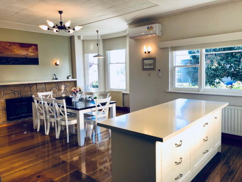 Riverbank Villa - Kawana Tourism 4