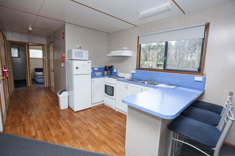 Seven Mile Beach Cabin And Caravan Park - Kawana Tourism 3