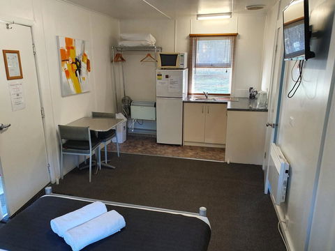 Seven Mile Beach Cabin And Caravan Park - Kawana Tourism 21