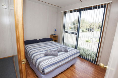 Seven Mile Beach Cabin And Caravan Park - Kawana Tourism 7
