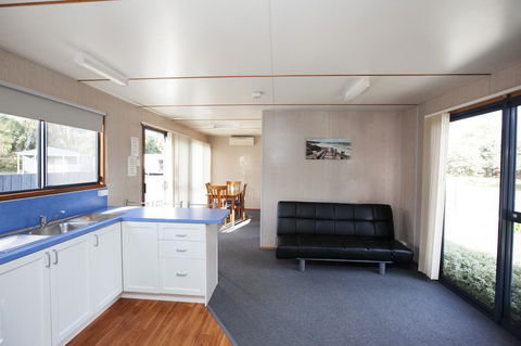 Seven Mile Beach Cabin And Caravan Park - Kawana Tourism 6