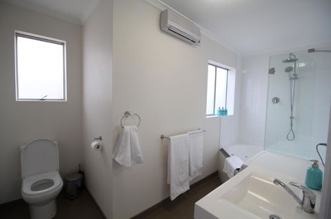 Trinity Hill Apartments - Kawana Tourism 1