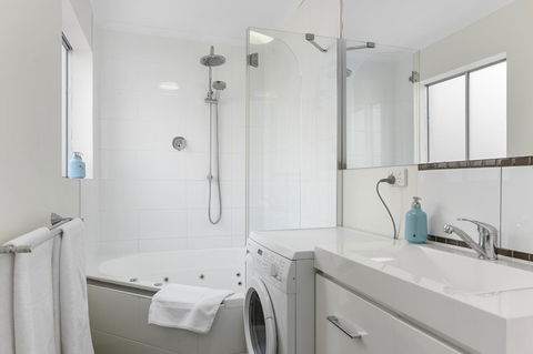 Trinity Hill Apartments - Kawana Tourism 2