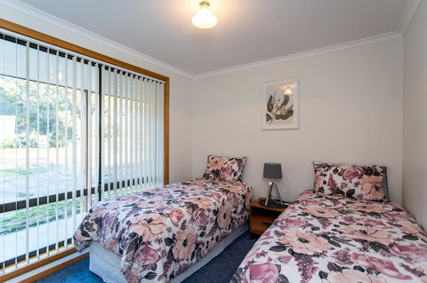 Acton Park Holiday Units - Kawana Tourism 5
