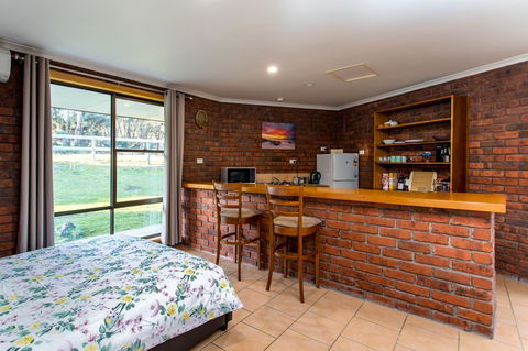 Acton Park Holiday Units - Kawana Tourism 17