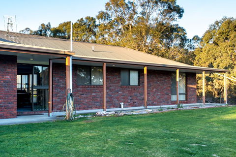 Acton Park Holiday Units - Kawana Tourism 1