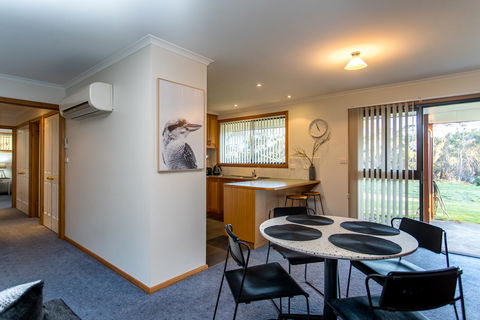 Acton Park Holiday Units - Kawana Tourism 3