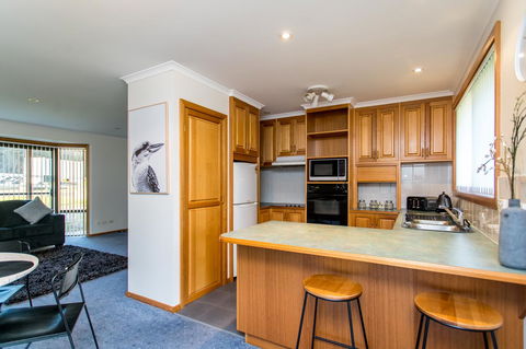 Acton Park Holiday Units - Kawana Tourism 10