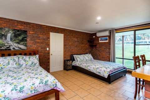 Acton Park Holiday Units - Kawana Tourism 11