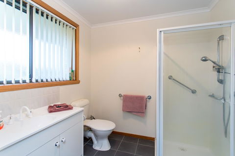 Acton Park Holiday Units - Kawana Tourism 6