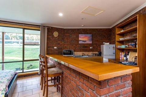 Acton Park Holiday Units - Kawana Tourism 16