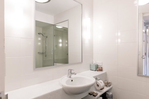 St Ives Apartments - Kawana Tourism 21