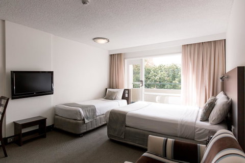 St Ives Apartments - Kawana Tourism 9