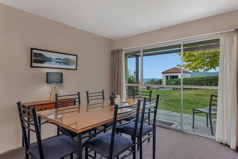 Bay View Villas - Kawana Tourism 9