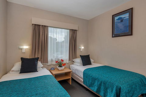 Bay View Villas - Kawana Tourism 32