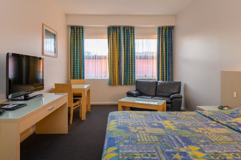 Mayfair Plaza Motel And Apartments - Kawana Tourism 10
