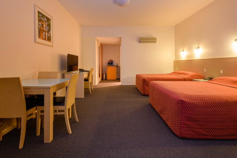 Mayfair Plaza Motel And Apartments - Kawana Tourism 6