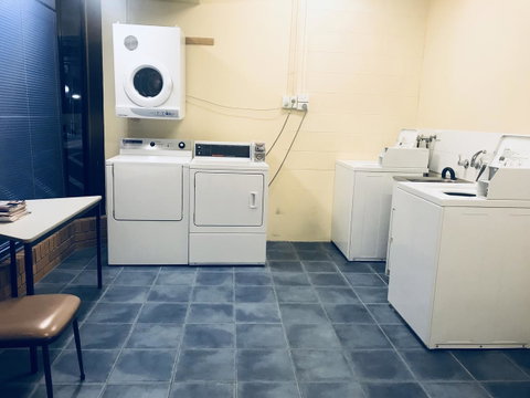 Mayfair Plaza Motel And Apartments - Kawana Tourism 5