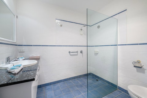 Mayfair Plaza Motel And Apartments - Kawana Tourism 9