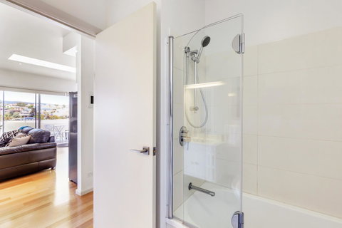 Bellerive Marina View Apartments NO 27 - Kawana Tourism 11