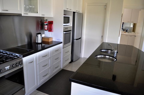Belton Apartments-Hedge Cottage - Kawana Tourism 4