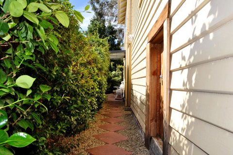 Belton Apartments-Hedge Cottage - Kawana Tourism 5