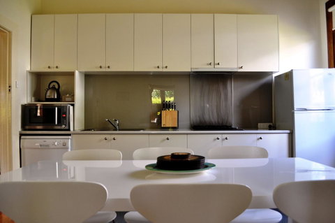 Belton Apartments-Hedge Cottage - Kawana Tourism 1