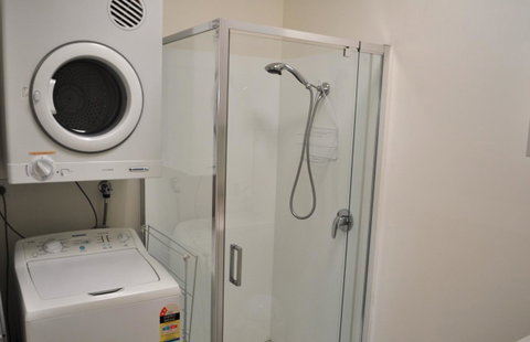 Belton Apartments-Hedge Cottage - Kawana Tourism 24