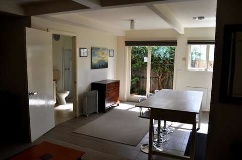 Belton Apartments-Hedge Cottage - Kawana Tourism 2