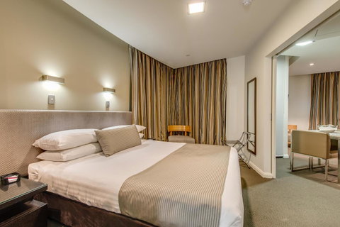 Mantra Collins Hotel - Kawana Tourism 15