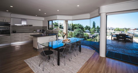 Russell House - Kawana Tourism 0