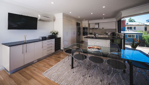 Russell House - Kawana Tourism 24