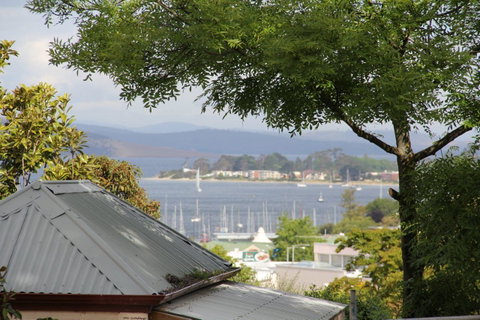 Old Bishop\'s Quarters Heritage, Modern & Unique Accommodation - Kawana Tourism 9