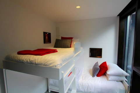 Old Bishop\'s Quarters Heritage, Modern & Unique Accommodation - Kawana Tourism 3