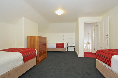 Grosvenor Court Apartments - Kawana Tourism 13
