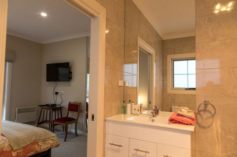 Mountain Blue Guest House - Kawana Tourism 13